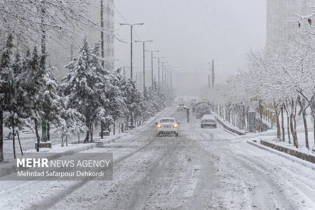 اولین برف پاییزی شهرکرد؛ معابر لغزنده و هشدارهای مهم به رانندگان
