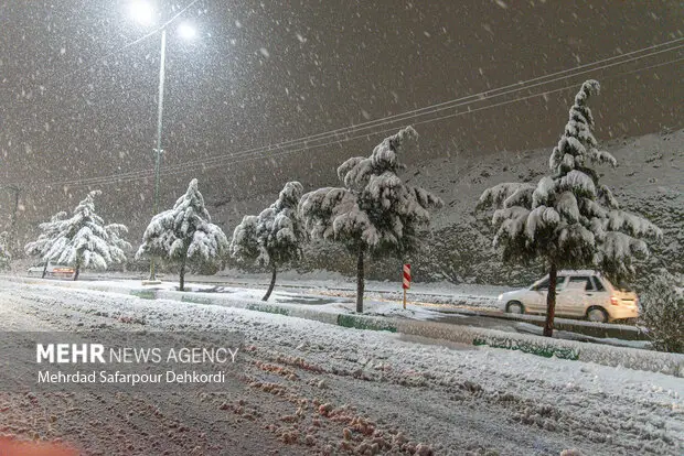 بارش برف زمستانی در ارتفاعات کوهستانی کاشان؛ شروع فصل سفید پوشی در قمصر