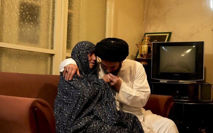 تصویری تأثیرگذار از دست‌بوسی مادر توسط آیت‌الله عاملی در روز گرامیداشت مقام مادر