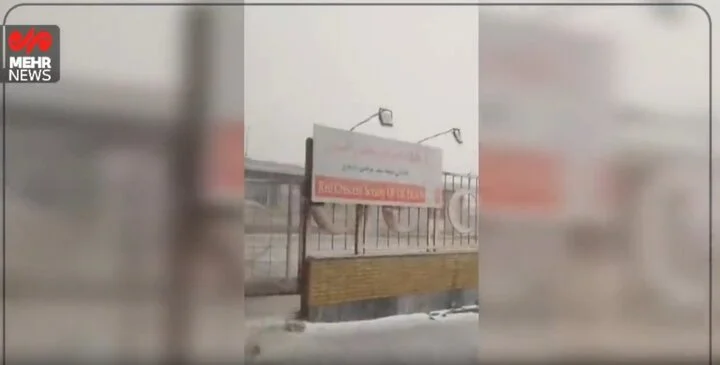 بارش برف سنگین محور بروجرد به اراک را سفیدپوش کرد؛ عبور و مرور تحت تاثیر قرار گرفت