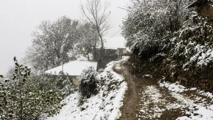 بارش بی‌سابقه برف در روستای اره چاک اشکور؛ طبیعتی سفیدپوش که دیدگان را می‌رباید!
