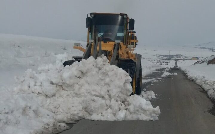راهداران استان مرکزی با تلاش بی‌وقفه؛ برفروبی محور سیادره شهرستان محلات آغاز شد