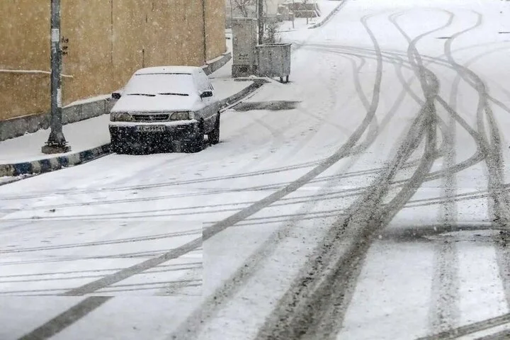 نجات نفس‌گیر خودروی گرفتار در برف توسط آتش‌نشانان شجاع نراق