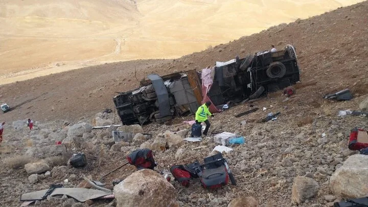 واژگونی مرگبار اتوبوس تهران-یاسوج در گردنه ایلان‌دره؛ ۳ کشته و ۱۵ مصدوم در لحظه‌های دلخراش