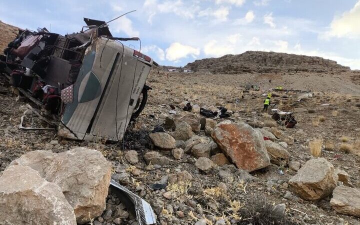 واژگونی دلخراش اتوبوس در محور اصفهان–یاسوج؛ ۳ کشته و ۱۵ مصدوم در لحظه‌ای بی‌توجهی راننده!