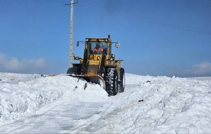 بارش‌های سنگین در کردستان؛ رانندگان ملزم به استفاده از زنجیرچرخ و تجهیزات زمستانی شدند