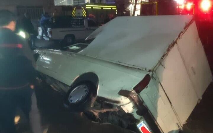 فروکش ناگهانی زمین در شهرک ولیعصر؛ ۳ خودرو در عمق خاک گرفتار شدند!