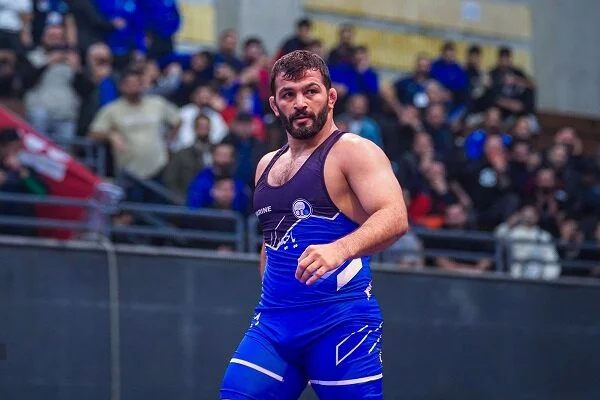 حسن یزدانی با نمایش بی‌نظیر ۴ بر صفر گلیج را مغلوب کرد؛ پایان جنجال‌های داوری در لیگ کشتی!