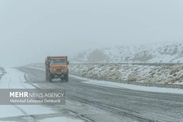 بارش شدید برف گردنه سربیژن ساردوئیه را فلج کرد؛ تردد فقط با زنجیر چرخ ممکن است!