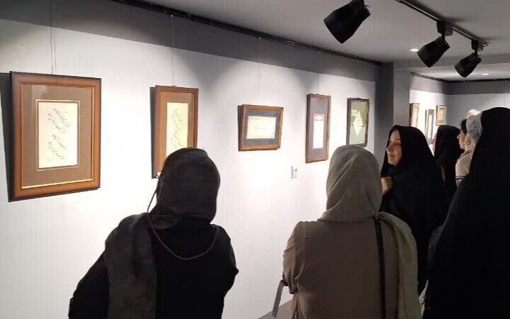 نمایشگاه شگفت‌انگیز خوشنویسی بانوان یزدی در هفته زن افتتاح شد