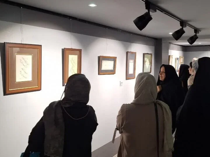 نمایشگاه شگفت‌انگیز خوشنویسی بانوان یزدی در هفته زن افتتاح شد