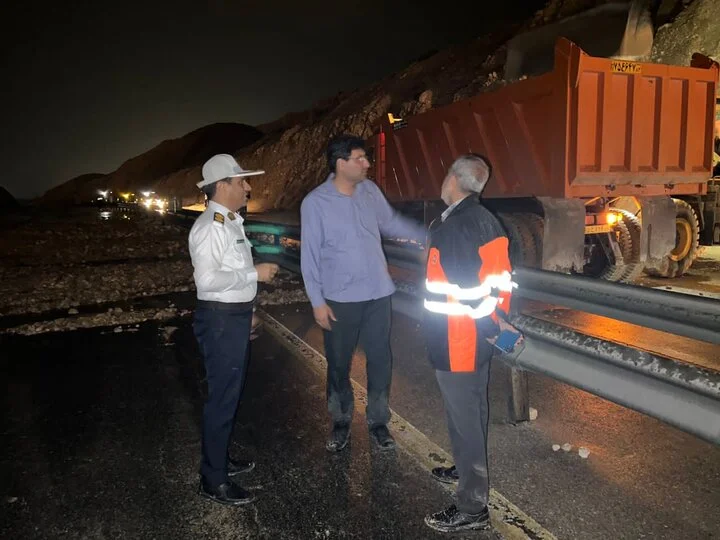 اتوبان پرتردد کنگان–عسلویه پس از ۷ ساعت انسداد، با تلاش نیروهای راهداری بازگشایی شد