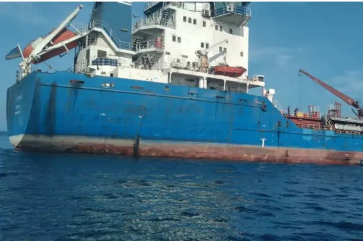 نجات نفس‌گیر کشتی ایرانی در امواج سهمگین گیلان توسط تیم ویژه بندر آستارا