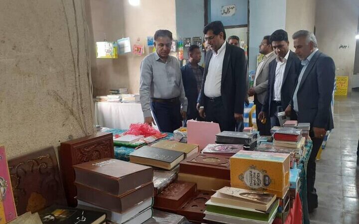 نمایشگاه کتاب رودان با تخفیف‌های ویژه و حضور مسئولان فرهنگی افتتاح شد