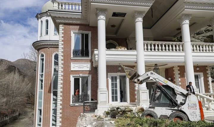 تخریب ابر ویلاهای غیرمجاز در کرج؛ چرا عملیات این‌قدر طول کشید؟