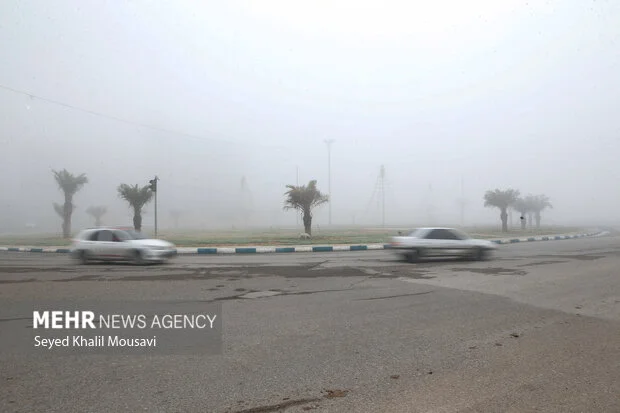 رطوبت ۱۰۰ درصدی در خوزستان؛ شهرها در مه غلیظ گرفتار شدند!