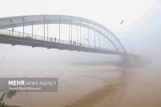 مه غلیظ اهواز همچنان شهر را در چنگال خود نگه داشت!