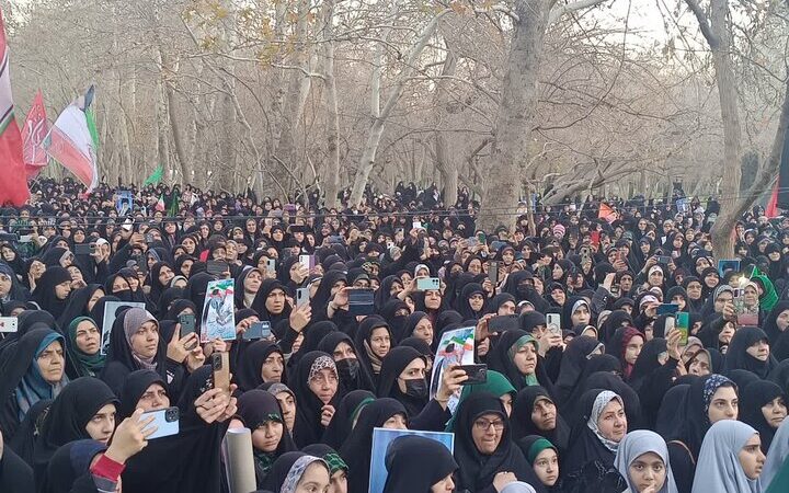 ۲ هزار بانوی مشهدی با گام‌های قدرتمند در بوستان ملت گرد هم آمدند!