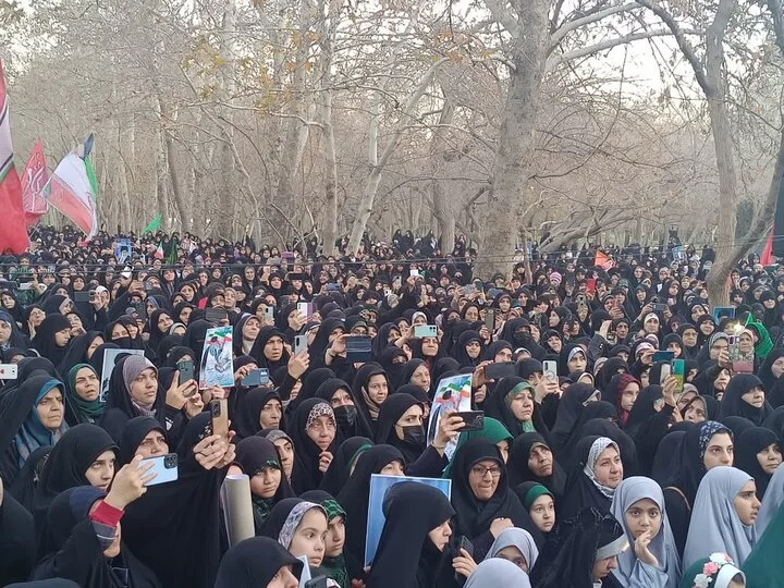 ۲ هزار بانوی مشهدی با گام‌های قدرتمند در بوستان ملت گرد هم آمدند!