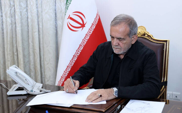 پیام تسلیت مسعود پزشکیان برای از دست رفتن نگهبان میراث مکتوب ایران، استاد کامران فانی