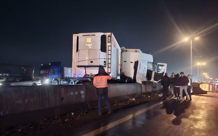 سانحه وحشتناک کامیون یخچال‌دار در بزرگراه قزوین-کرج؛ ترافیک سنگین و جاده‌ای لغزنده