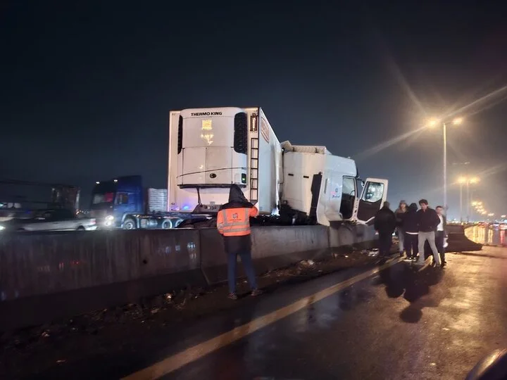 سانحه وحشتناک کامیون یخچال‌دار در بزرگراه قزوین-کرج؛ ترافیک سنگین و جاده‌ای لغزنده