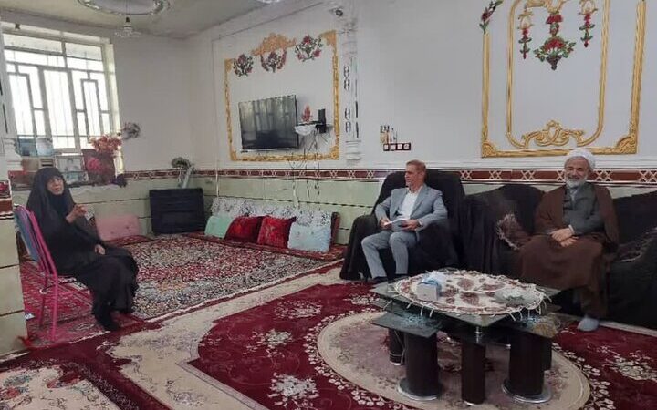 دیدار گرم امام جمعه دشتستان با همسر آزاده شهید محمدی؛ تجلیل از ایثار خانواده شهدا