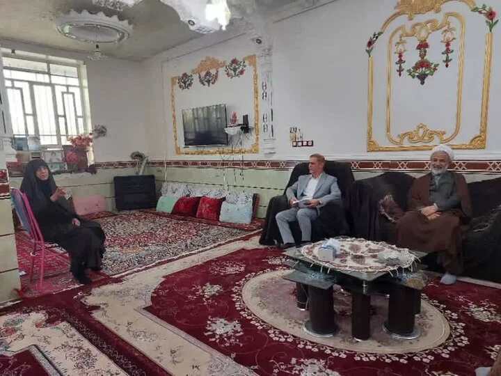 دیدار گرم امام جمعه دشتستان با همسر آزاده شهید محمدی؛ تجلیل از ایثار خانواده شهدا