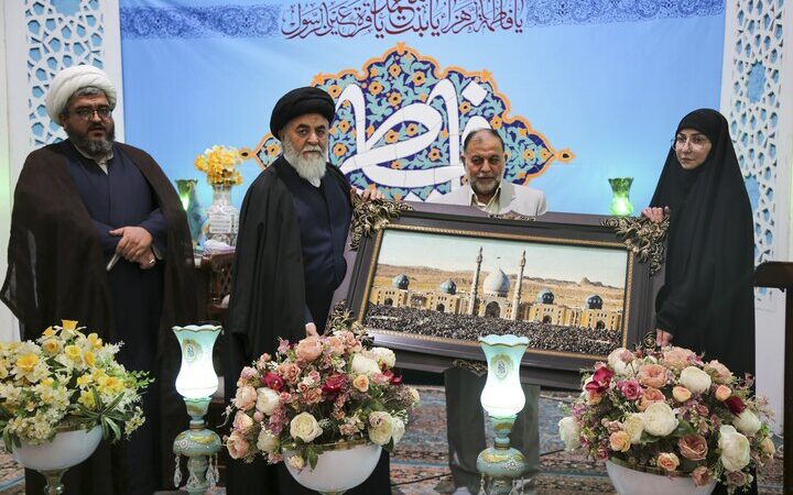 تجلیل ویژه تولیت جمکران از همسر زندانی ایرانی در عراق؛ داستان هزار روز صبر و ایستادگی مادرانه