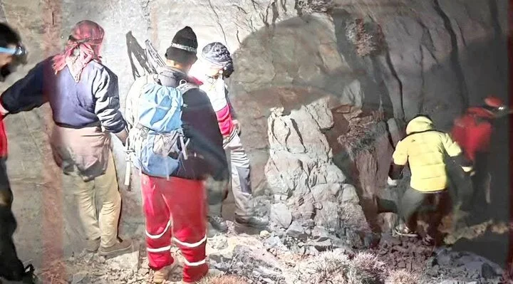 نجات معجزه‌آسا دو کوهنورد گرفتار در ارتفاعات پیر نارکی پس از ۲۶ ساعت تلاش نفس‌گیر