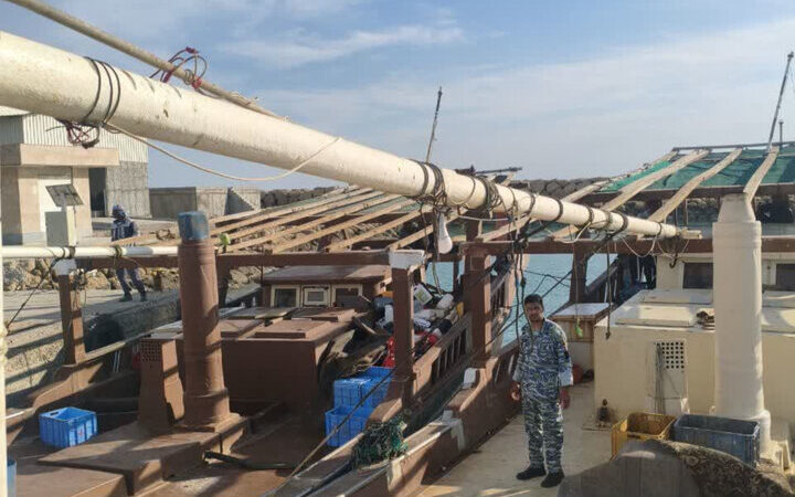 توقیف دو لنج عمانی با ۱۰۰ کیلو مارماهی قاچاق در آب‌های جاسک!