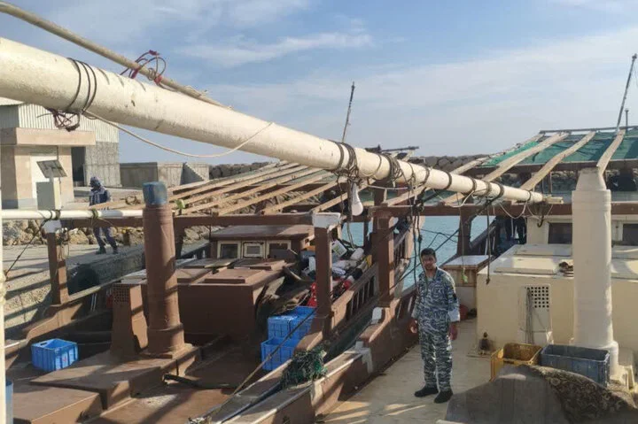 توقیف دو لنج عمانی با ۱۰۰ کیلو مارماهی قاچاق در آب‌های جاسک!