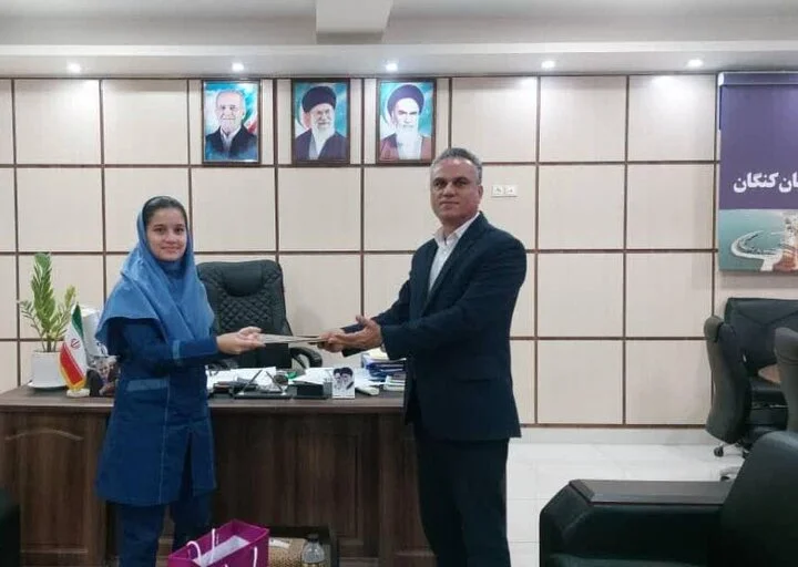 تجلیل ویژه فرماندار کنگان از دانش‌آموز نویسنده و استعداد درخشان فرهنگی