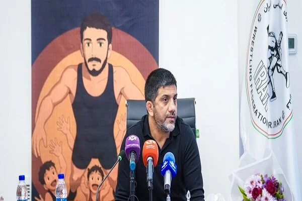 دبیر: وقت حرف زدن تمام شده؛ عمل به جای سخنرانی در رونمایی کتاب‌های شهدای کشتی