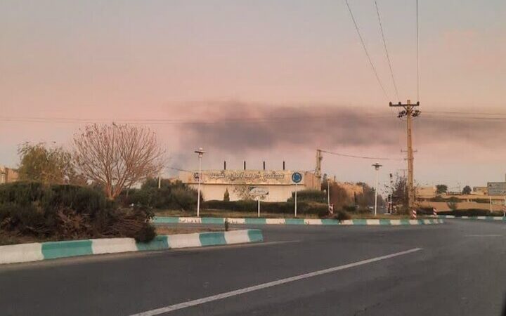 حریق مهیب انبار پالت چوب در یزد در زمانی کوتاه مهار شد؛ دود غلیظ آسمان را فرا گرفت