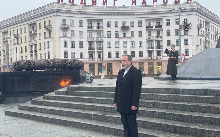 وزیر امور خارجه ایران در مینسک؛ تاج گل یادبود کشته‌شدگان جنگ جهانی دوم به میدان پیروزی اهدا شد