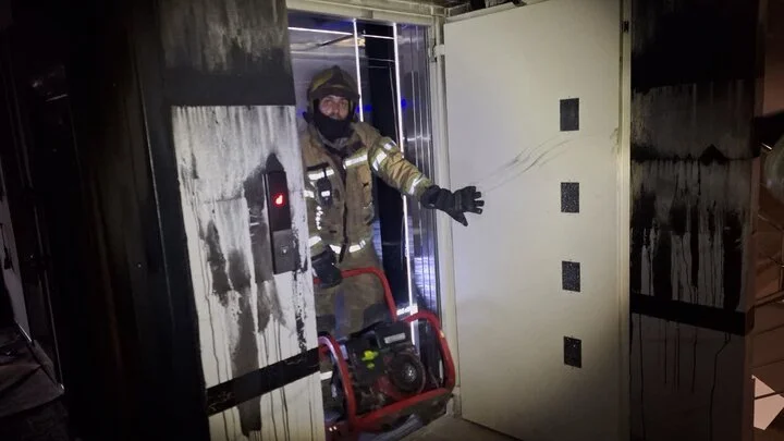 نجمی از مهار حریق هولناک آپارتمان در مشهد توسط ۲۲ آتش‌نشان می‌گوید!