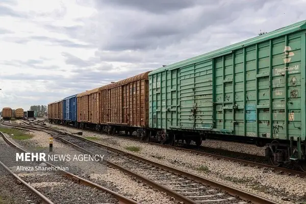 ورود شگفت‌انگیز خودروها با قطار از بندر خشک آپرین؛ تحولی بزرگ در واردات ایران!
