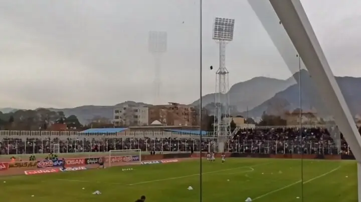 ورود پرشور دروازه‌بانان خیبر و واکنش گرم دیناروند در زمین مسابقه!