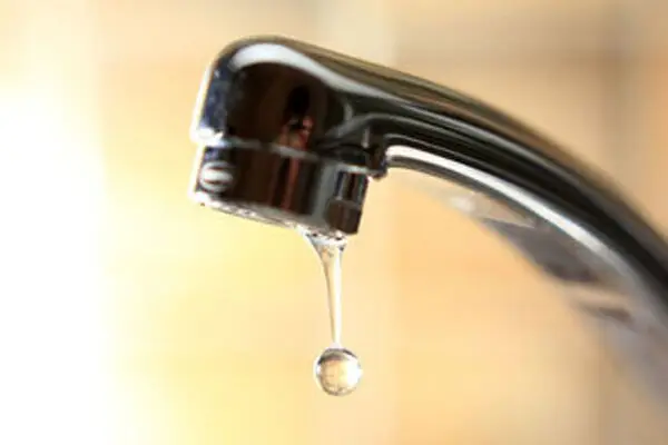 تلاش بی‌وقفه گروه جهادی شهید حججی برای نجات آب شرب روستای درجک!