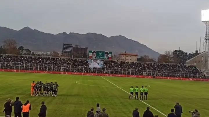 هیجان بی‌سابقه در آغاز بازی خیبر و استقلال؛ بازیکنان وارد زمین شدند!