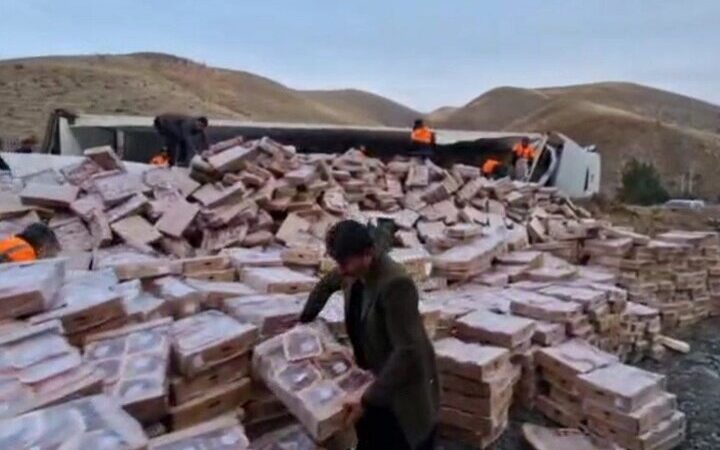 واژگونی هولناک تریلر یخچال‌دار در مسیر سنندج – کامیاران؛ بار جگر مرغ از ترکیه تا عراق به خطر افتاد!