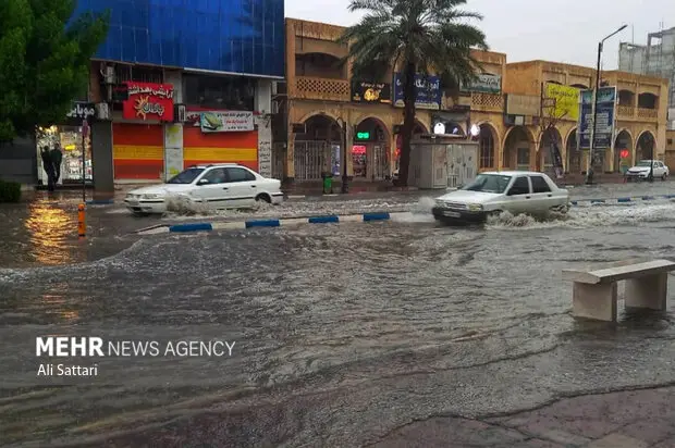 خیابان‌های بندرعباس زیر آب رفت؛ معابر تبدیل به رودخانه‌های خروشان شدند!