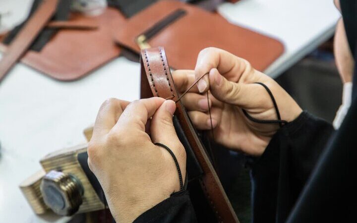 ۲۸۳ هنرمند خراسان جنوبی با دست‌های خلاق خود، چرم را به هنر زندگی تبدیل کردند!