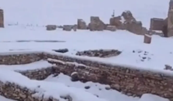 بارش برف سنگین در تکاب و چالدران؛ طبیعت سفیدپوش در زمستانی سرد