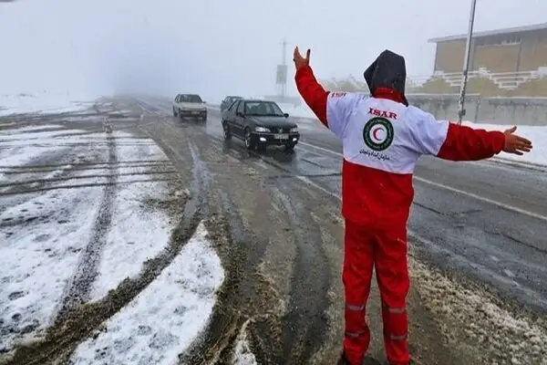 نجات معجزه‌آسای راننده پژو ۴۰۵ واژگون شده در تیران و کرون توسط هلال احمر
