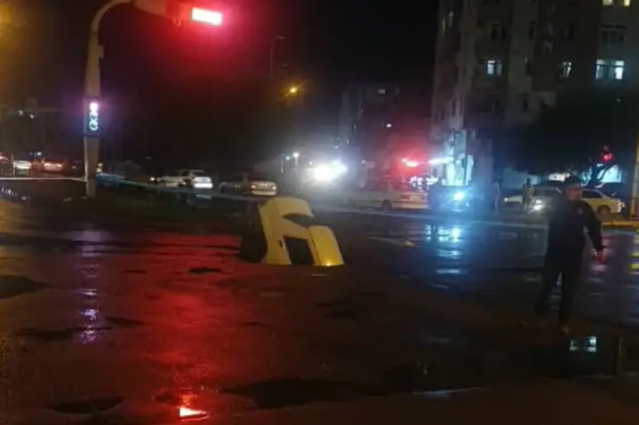 حادثه عجیب در بندرعباس؛ خودرو به طور ناگهانی در زمین فرو رفت!