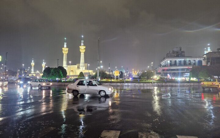 بارش پاییزی باران در حریم مقدس امام رضا(ع)؛ جلوه‌ای روحانی و بی‌نظیر در مشهد