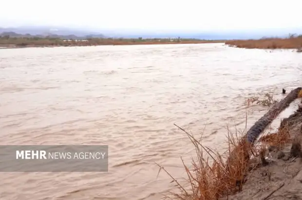 تصویری حیرت‌انگیز از انتقال مصدوم با لودر در سیریک؛ عملیات نجات بی‌سابقه!
