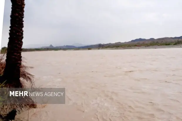 محور ارتباطی میناب به کریان بر اثر طغیان رودخانه فصلی مسدود شد